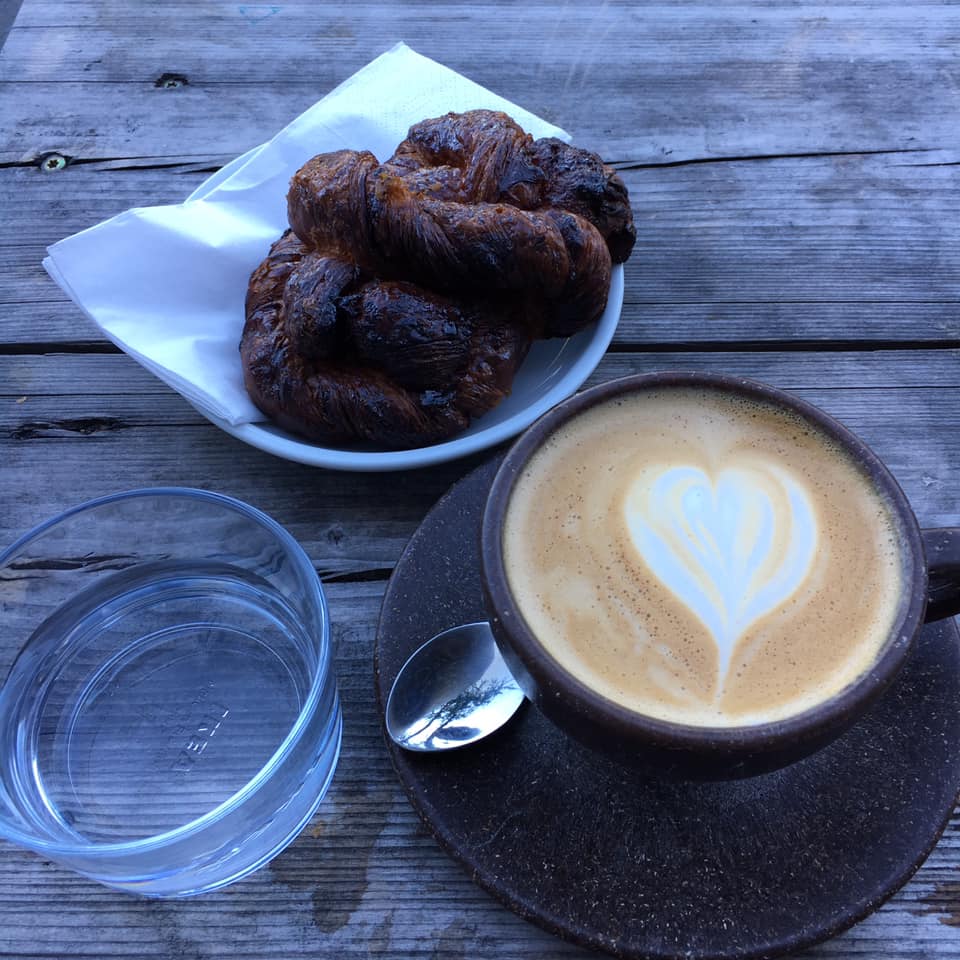 coffee and cinamon roll at Oslo Kaffebar in Berlin
