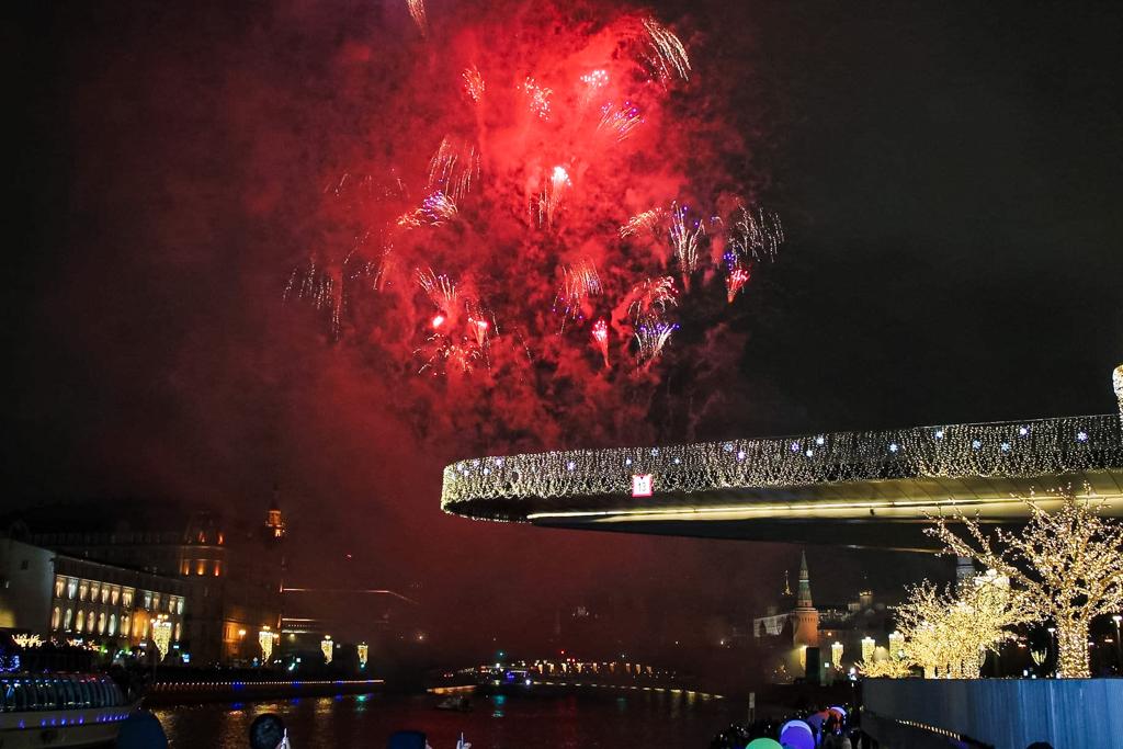 Fireworks in Moscow on New Year's Eve in best seen along the Moscow River